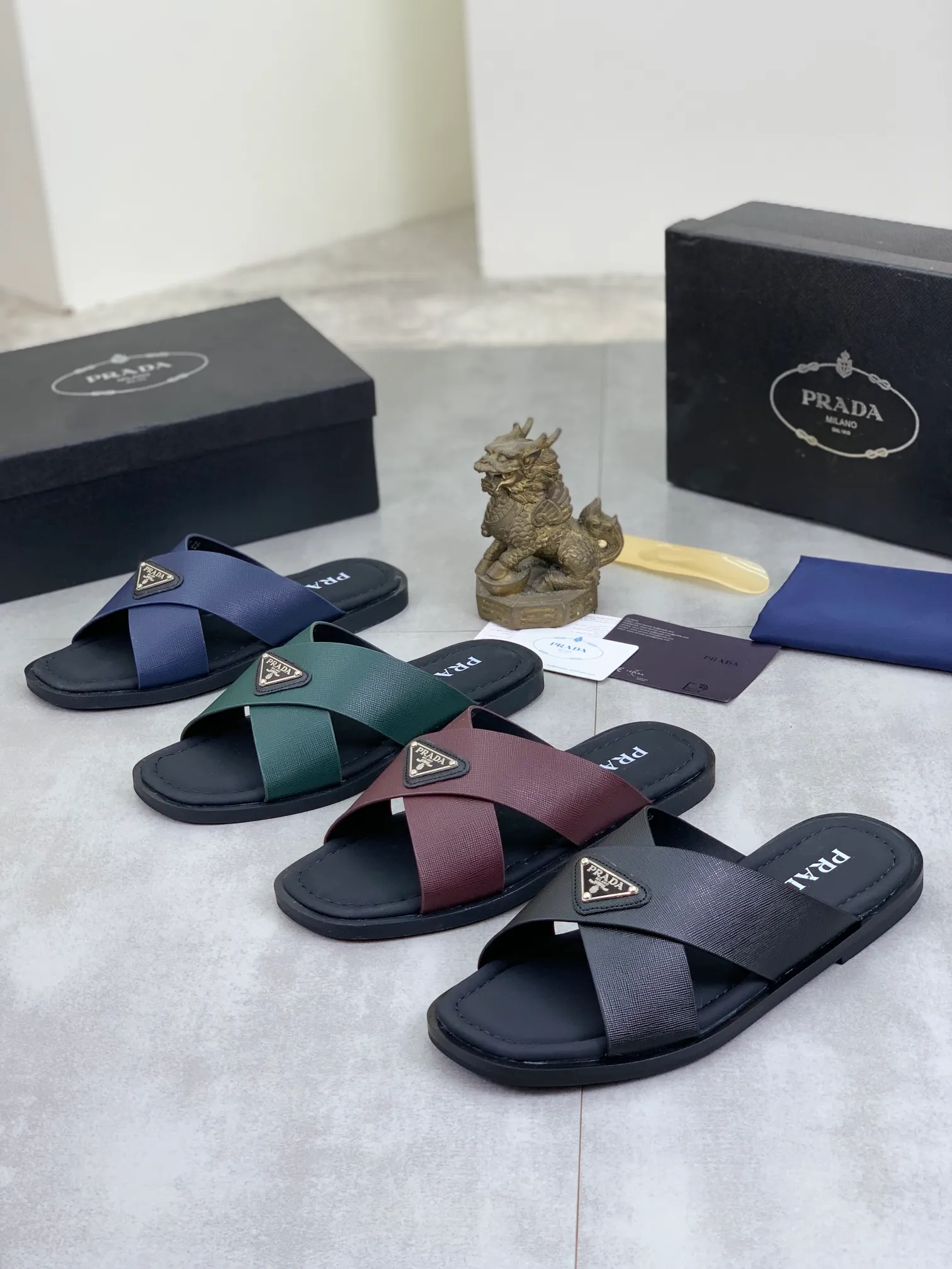 Men's shoes 💰P300💰【New style】🎁🎁🎁 PRADA Prada's new casual slippers, original official website 1:1, perfect workmanship, transmitting a kind of noble luxury, sublimating its definition of luxury in Prada's high-end extraordinary craftsmanship. Original combination outsole, code number: 38-44 (45 customized) 4️⃣colors🉑️ to choose from